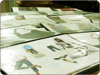 写真：キャラクター毎に作られた大量のファッション誌のスクラップファイル